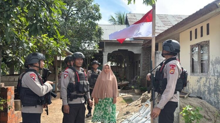 Brimob Batalyon B Pelopor Ajak Warga Pasang Bendera Merah Putih Semarakkan HUT Kemerdekaan RI Ke-81.