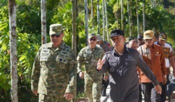 Brigjen TNI Fadjar Tjahyono bersama Bupati Taput Jonius TP Hutabarat dalam kunjungan lapangan. (Kominfo Taput)