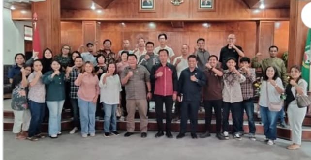 Selepas RDP, Pedagang Tanggul Sigeaon dan Anggota Dewan foto bersama.(Ist)