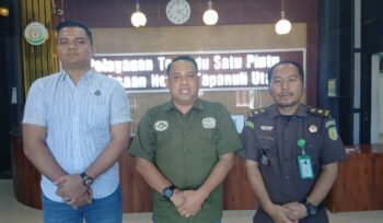 Kasi Pidum Kejari Taput Harri Citra (tengah) didampingi Kasi Intelijen Simon Ginting dan Jaksa Penuntut Umum Chandra D Habeahan memberikan keterangan pers. (Marudut)