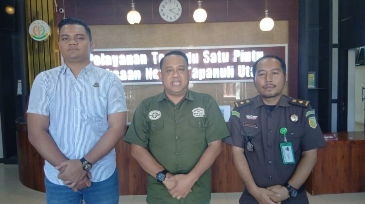Kasi Pidum Kejari Taput Harri Citra (tengah) didampingi Kasi Intelijen Simon Ginting dan Jaksa Penuntut Umum Chandra D Habeahan memberikan keterangan pers. (Marudut)