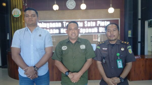 Kasi Pidum Kejari Taput Harri Citra (tengah) didampingi Kasi Intelijen Simon Ginting dan Jaksa Penuntut Umum Chandra D Habeahan memberikan keterangan pers. (Marudut)