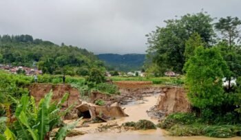 Tanggul sungai Sigeaon jebol Pasca bencana hidrometeorologi 2025 belum diperbaiki, sebagian lahan pertanian rusak belum diperbaiki. (dok)