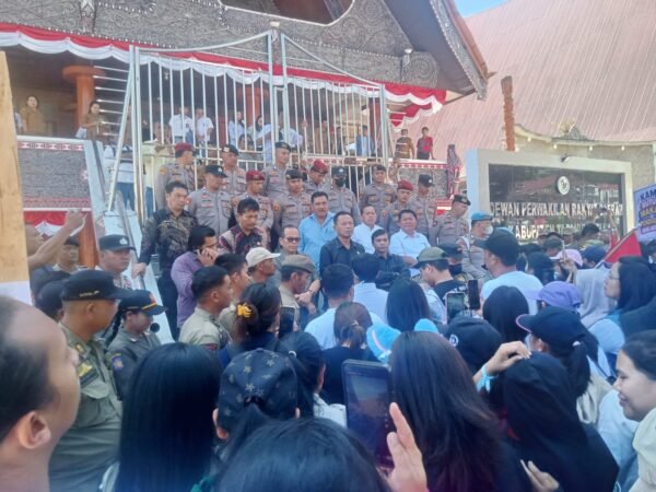 Sejumlah pedagang tanggul sungai Sigeaon Tarutung aksi demo diterima sejumlah anggota DPRD Taput. (Udut)