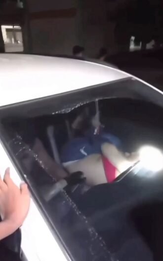 Tangkapan layar video warga saat grebek ‘mobil putih bergoyang’ di komplek Rusunawa Kisaran. (foto: Tangkapan layar warga)