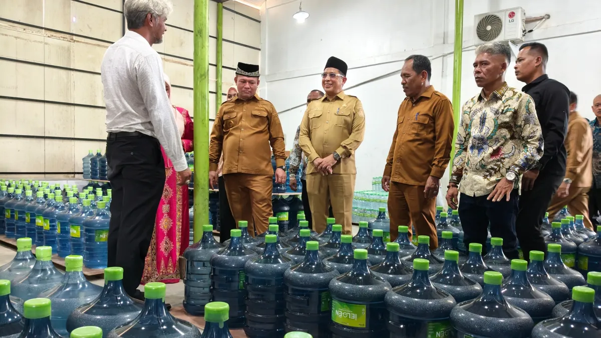Bupati Aceh Utara Ayah Wa meninjau produk AMDK Ie Loen saat peluncuran di pabrik PDAM Tirta Pase, Lhoksukon, Selasa (20/10/2026). (Dok/Pemkab Aceh Utara)   