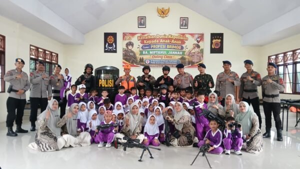 TK RA Miftahul Jannah Kenalkan Dunia Brimob Lewat Outing Class di Mako Batalyon B Pelopor.