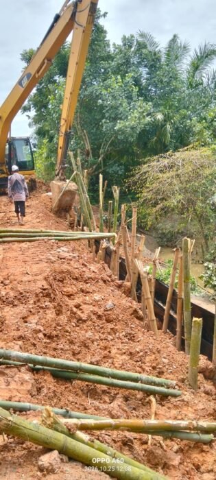 Tanggul Krueng Peuto Jebol, Geuchik Gunakan Dana Desa untuk Perbaikan Darurat