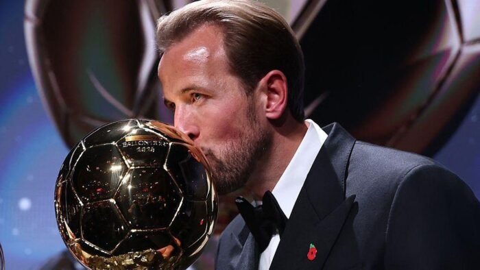Harry Kane menjadi pemenang Ballon d'Or 2026 dalam acara seremoni di London Palladium Theatre, Senin (26/10/2026).
