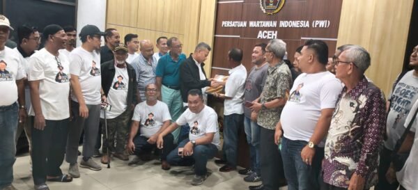Sayuti Achmad Serahkan Surat Dukungan dari 15 Daerah untuk Maju Calon Ketua PWI Aceh