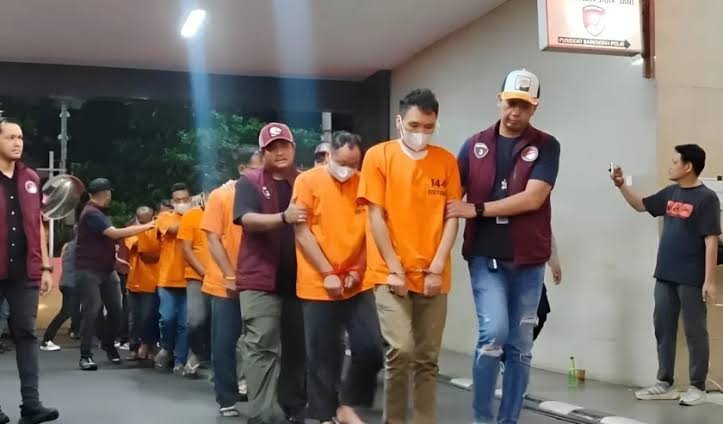 10 tersangka laboratorium sabu di Aceh digiring ke Gedung Bareskrim Polri, Jakarta Selatan, Selasa (27/10/2026) malam. (ist)