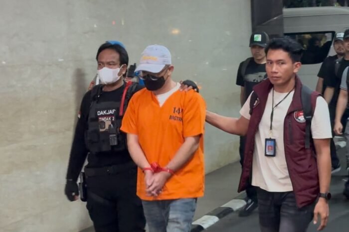 WN Taiwan berinisial YCY yang menjadi tersangka penyelundupan Ketamin dibawa ke Bareskrim Polri, Jakarta Selatan, Senin (26/10/2026) malam.
