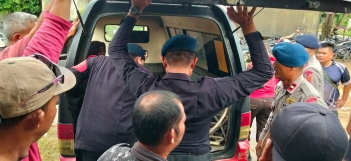 Brimob Aceh Quick Response, Bantu Antar Jenazah Warga ke Rumah Duka