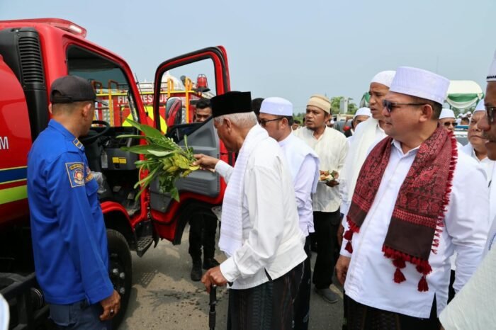 Foto: Armada pemadam kebakaran, mobil tangki air, dan mobil dapur lapangan milik Pemkab Aceh Utara menjalani prosesi peusijuek di Landeng, Lhoksukon, Kamis (22/10/2026), (Red/Pemkab Aceh Utara)